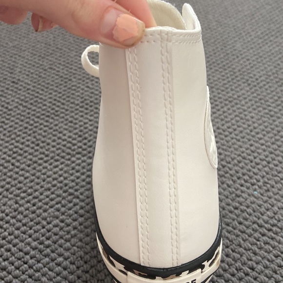 Selling brand new converse, hardly worn and in good condition. Worn twice. - Picture 4 of 8